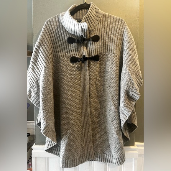 ✨ Tahari Wool Blend Poncho Cape Gray Toggle Closure Women’s L - Picture 1 of 7